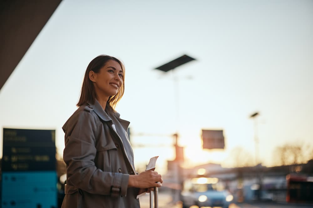Reiziger bij de vertrekhal van Schiphol
